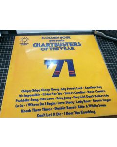 CHARTBUSTERS OF THE YEAR '71 - GOLDEN HOUR LP - NON ORIGINAL ARTISTS 1971